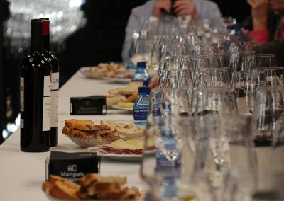 Cata entre Barricas en el elegante Salón de Cristal de Bodegas Marqués de Cáceres