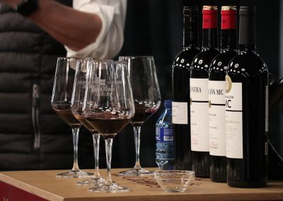 Cata entre Barricas en el elegante Salón de Cristal de Bodegas Marqués de Cáceres