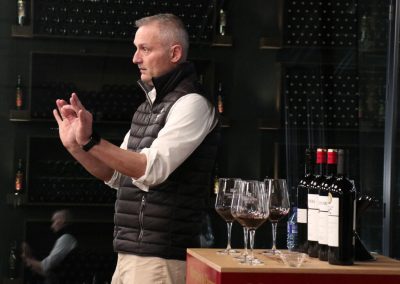 Cata entre Barricas en el elegante Salón de Cristal de Bodegas Marqués de Cáceres