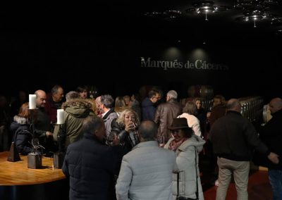 Cata entre Barricas en el elegante Salón de Cristal de Bodegas Marqués de Cáceres