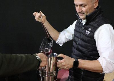 Cata entre Barricas en el elegante Salón de Cristal de Bodegas Marqués de Cáceres